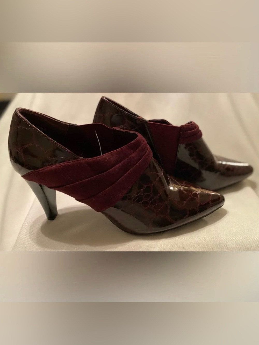 Impo Stretch Brown Bordeaux Crocodile Embossed 3” Heel size 9 1/2” Gorgeous NWOT